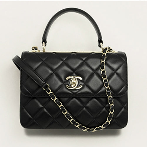 샤넬 핸들 장식의 플랩백 A92236