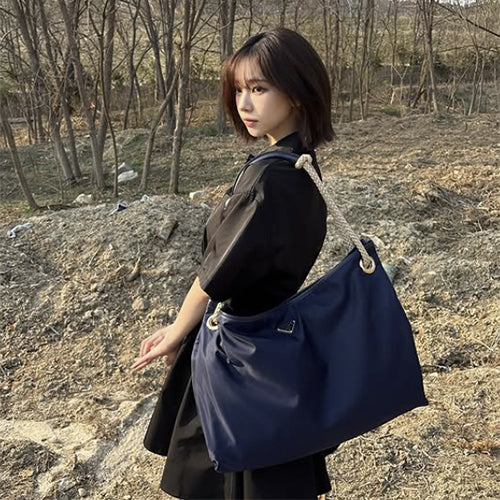 프라다 마리너 리나일론 라지 숄더백 발틱 블루 (에스파 카리나 착용)