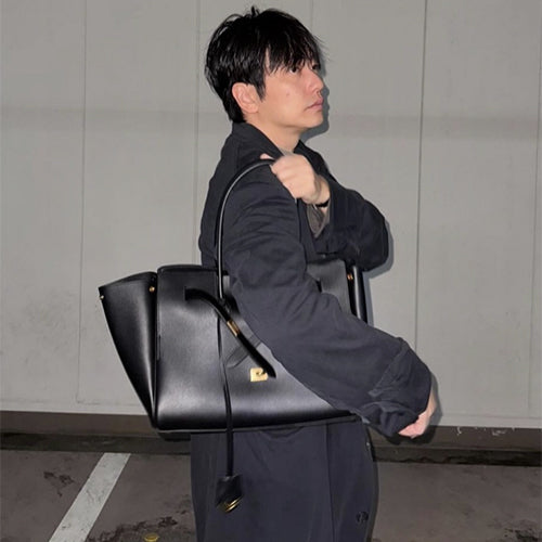 발렌시아가 벨 에어 미디움 캐리 올 백 블랙/골드 (이동휘 착용)