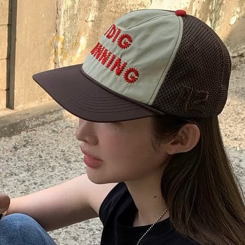 (국내배송) 알렉스 조노 아이 디그 러닝 트러커 햇 (차정원 착용) ~2Color~