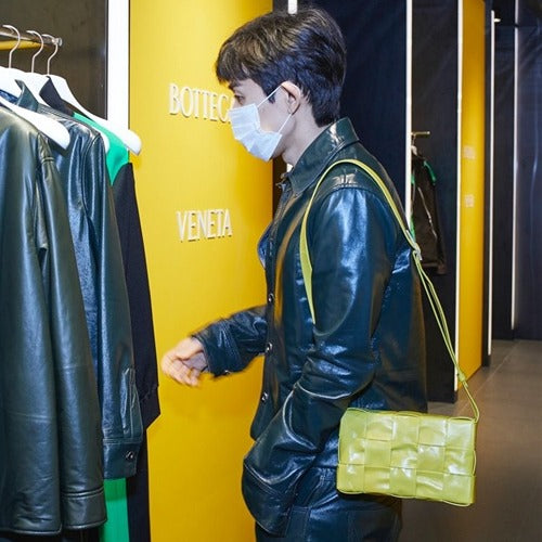 보테가베네타 인트레치아토 위빙 미디엄 크로스바디 백 미라벨 -BTS뷔,코드쿤스트,태연 착용!!-