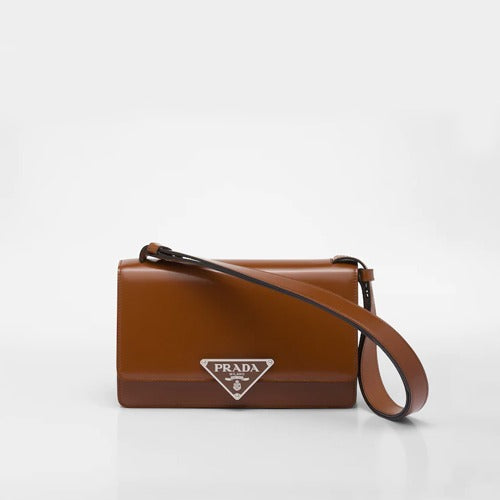 프라다 엠블럼 브러시드 가죽 숄더백 타바코