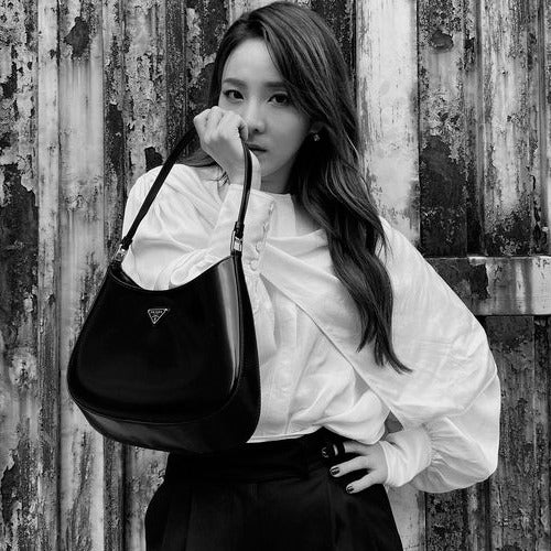 프라다 클레오 브러시드 가죽 숄더백 블랙 (산다라박, 화사, 기은세 착용)