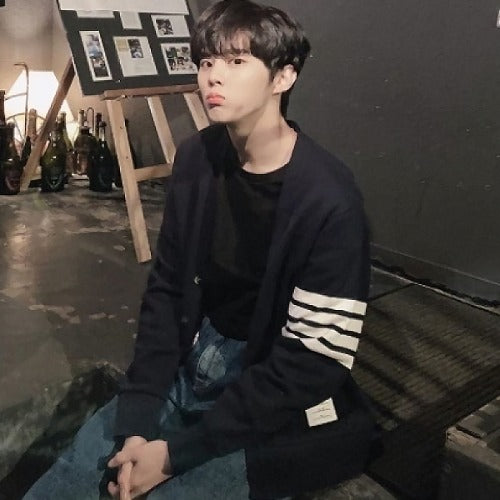 (국내배송, 당일출고) 톰브라운 브이넥 클래식 가디건 (업텐션 김우석 착용)