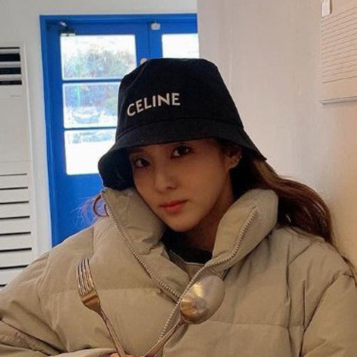 (국내배송) 셀린느 로고 개버딘 버킷햇 (산다라박 착용)